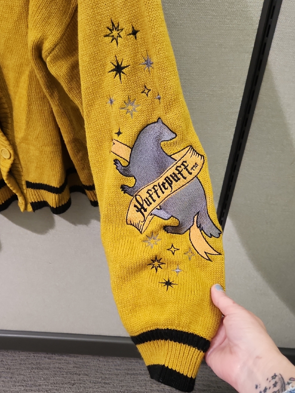 Wizarding World Harry Potter Hufflepuff Sweater Size XL - Picture 4 of 13